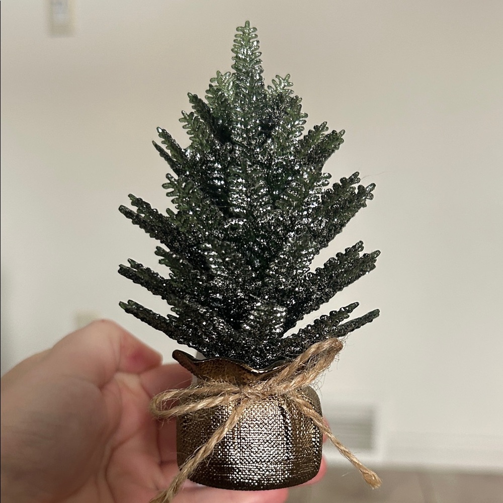 Bath & Body Works: Miniature Green Holiday Tree with Gold Base Wall Plug In